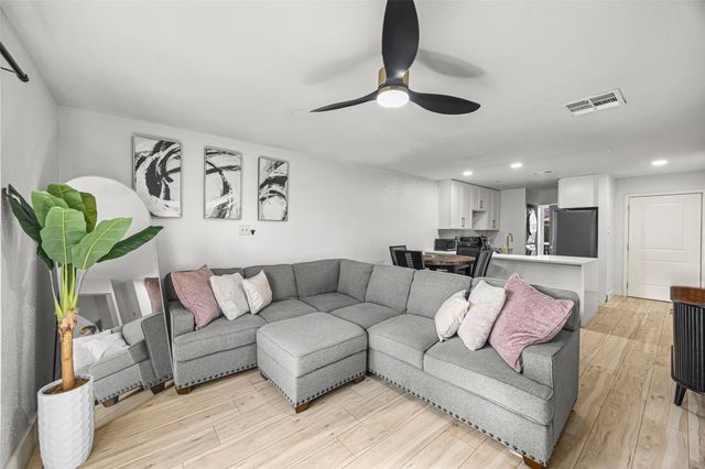 11000 Kinghurst Drive 187, Houston, TX 77099