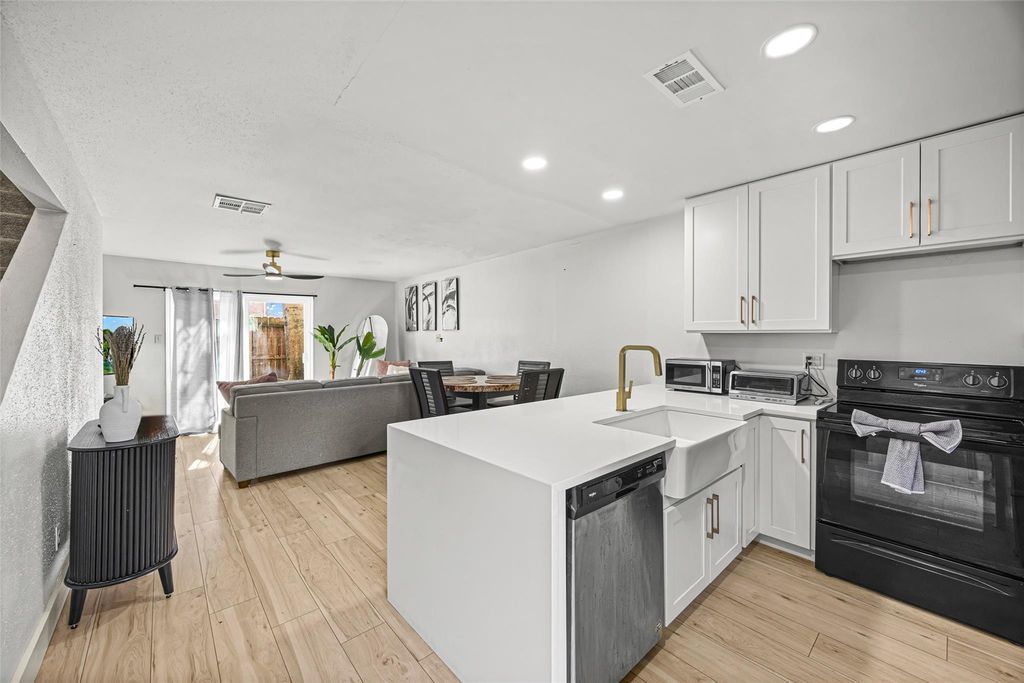 11000 Kinghurst Drive 187, Houston, TX 77099