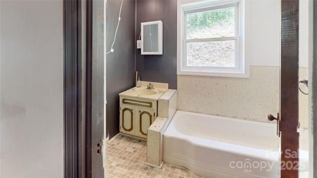 882 Poison Cove Road, Clyde, NC 28721