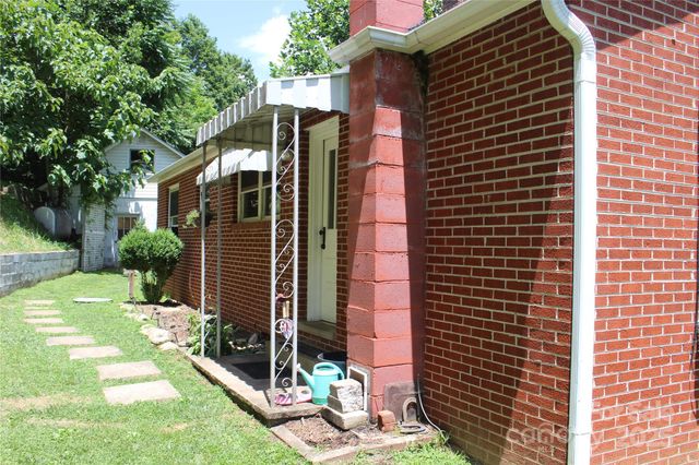 882 Poison Cove Road, Clyde, NC 28721