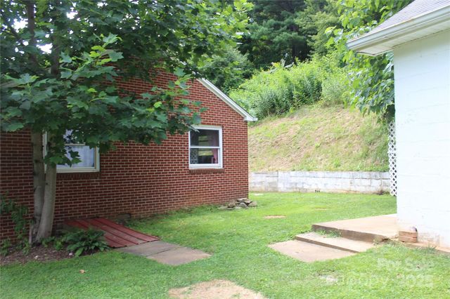882 Poison Cove Road, Clyde, NC 28721