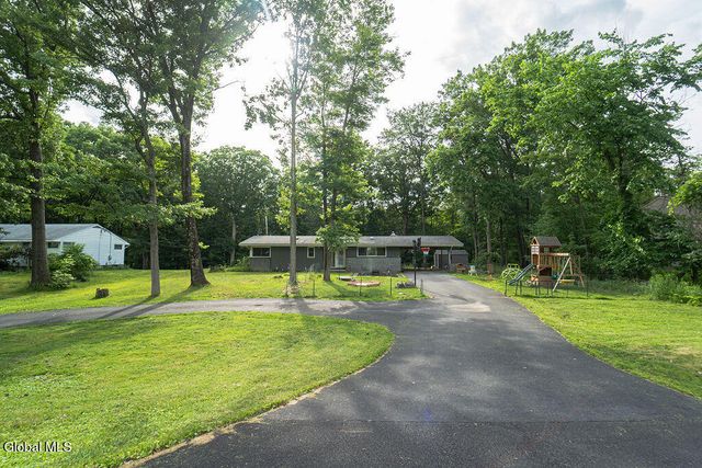18 W Skyview Drive, Colonie, NY 12047