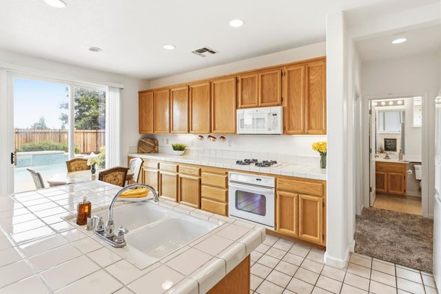 2339 Canary Dr, Rocklin, CA 95765