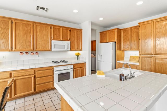 2339 Canary Dr, Rocklin, CA 95765