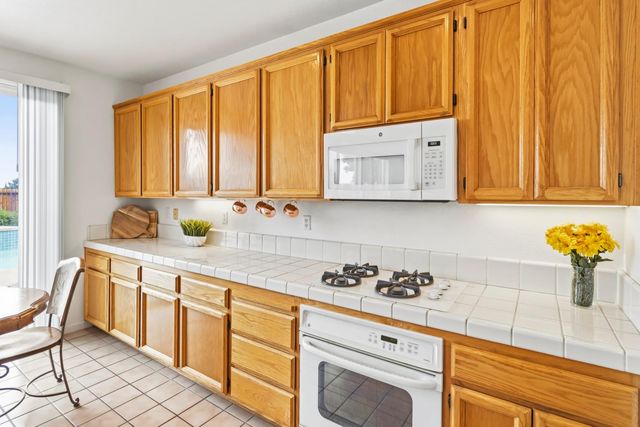 2339 Canary Dr, Rocklin, CA 95765