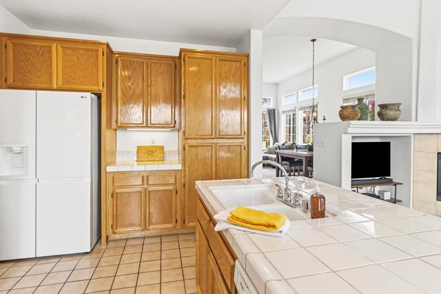 2339 Canary Dr, Rocklin, CA 95765