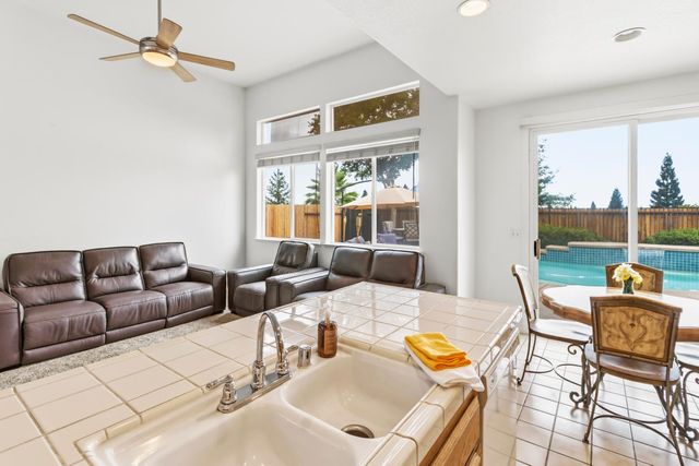 2339 Canary Dr, Rocklin, CA 95765
