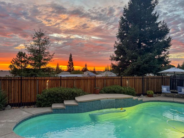 2339 Canary Dr, Rocklin, CA 95765
