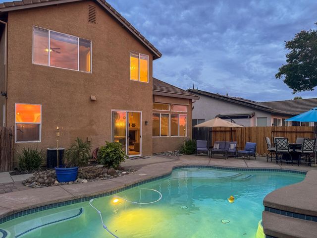 2339 Canary Dr, Rocklin, CA 95765