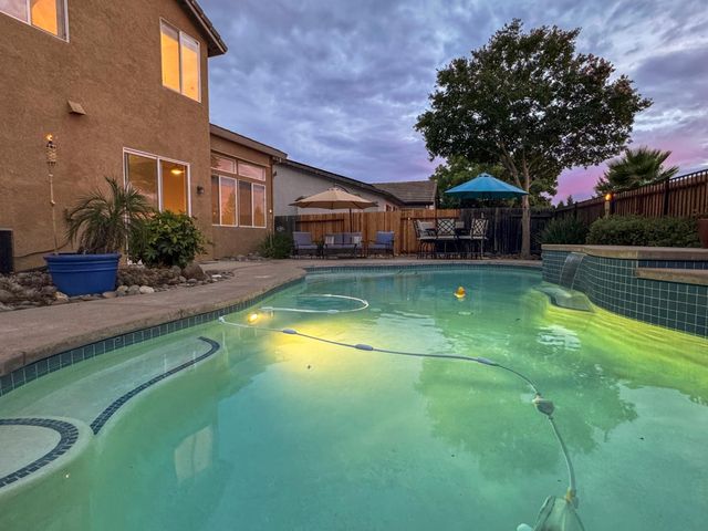 2339 Canary Dr, Rocklin, CA 95765
