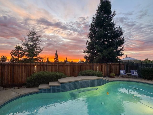 2339 Canary Dr, Rocklin, CA 95765