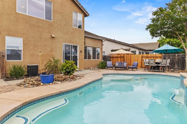 2339 Canary Dr, Rocklin, CA 95765