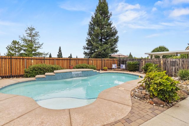 2339 Canary Dr, Rocklin, CA 95765