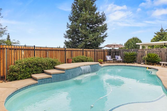 2339 Canary Dr, Rocklin, CA 95765