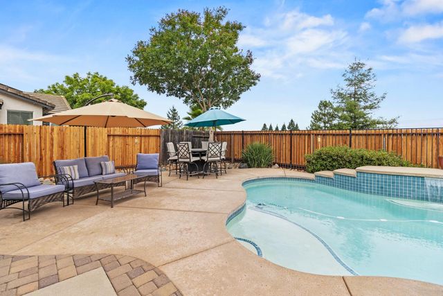 2339 Canary Dr, Rocklin, CA 95765
