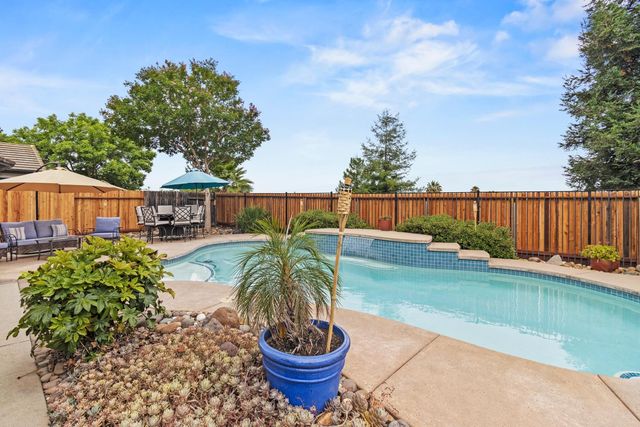 2339 Canary Dr, Rocklin, CA 95765