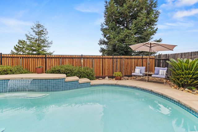2339 Canary Dr, Rocklin, CA 95765