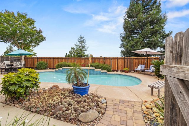 2339 Canary Dr, Rocklin, CA 95765