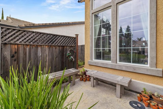 2339 Canary Dr, Rocklin, CA 95765