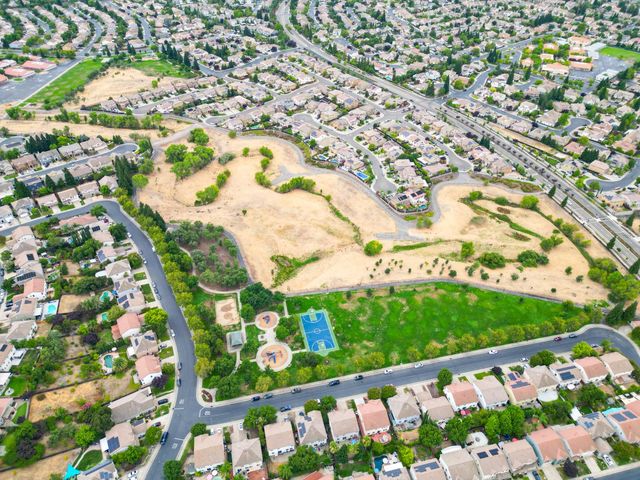 2339 Canary Dr, Rocklin, CA 95765
