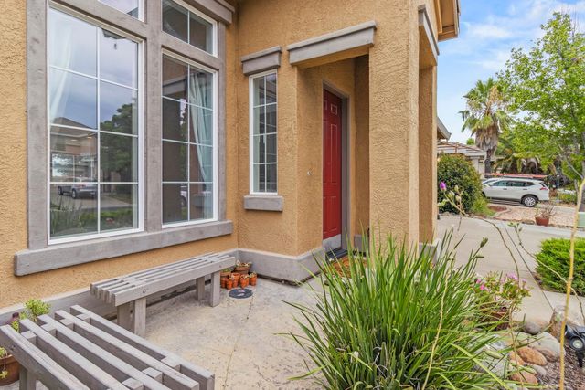2339 Canary Dr, Rocklin, CA 95765