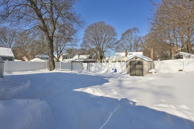 21 Forest St, Peabody, MA 01960