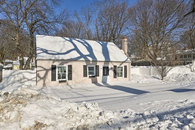 21 Forest St, Peabody, MA 01960