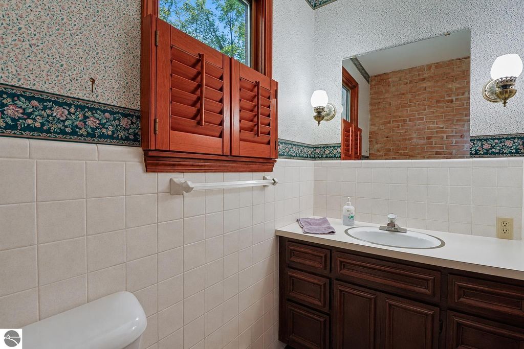 Image 10 of property listing at 1054 North Drive, Mt Pleasant, MI 48858