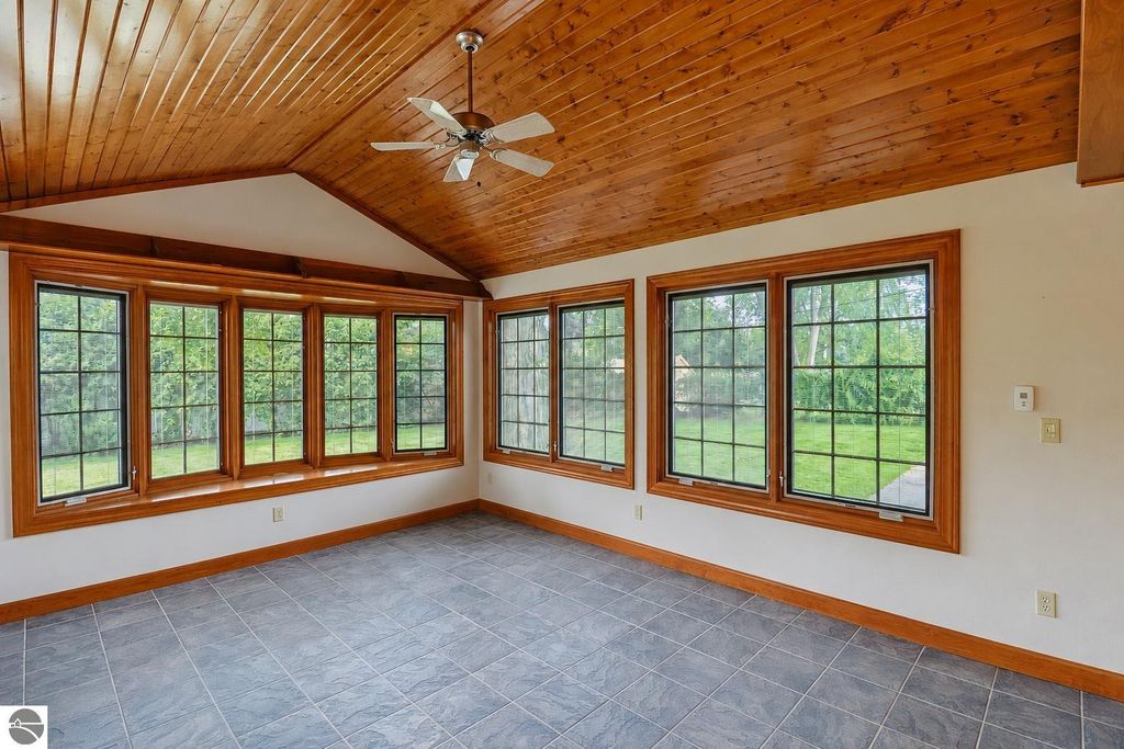 Image 11 of property listing at 1054 North Drive, Mt Pleasant, MI 48858