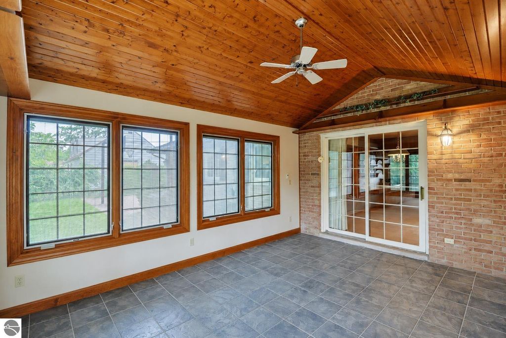 Image 12 of property listing at 1054 North Drive, Mt Pleasant, MI 48858