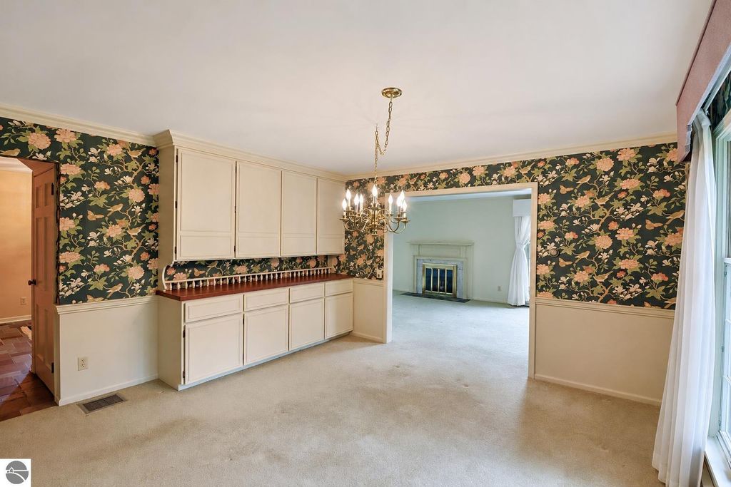Image 14 of property listing at 1054 North Drive, Mt Pleasant, MI 48858