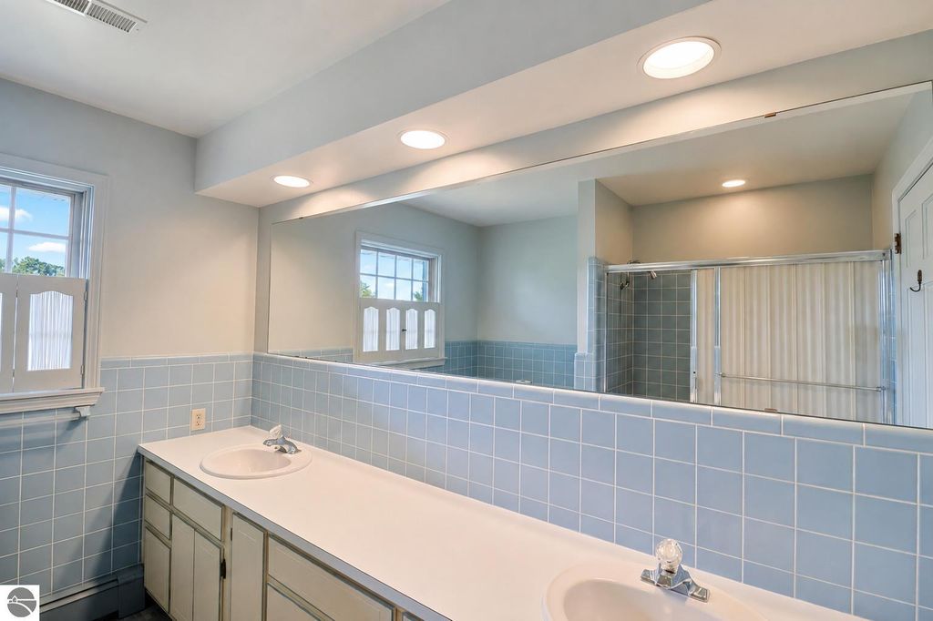 Image 19 of property listing at 1054 North Drive, Mt Pleasant, MI 48858