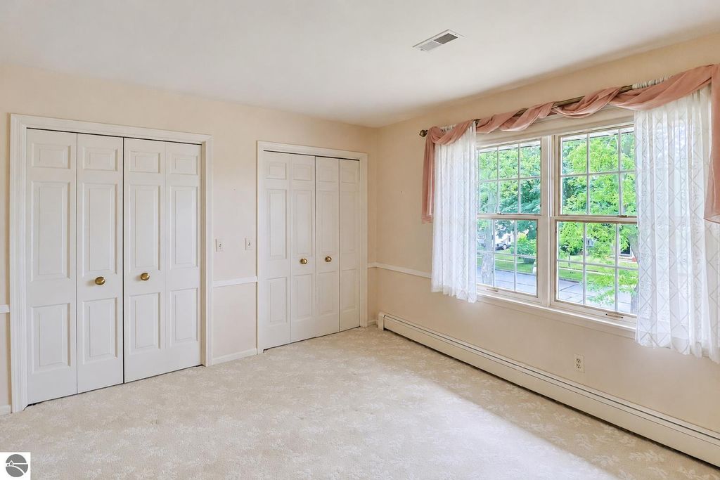 Image 21 of property listing at 1054 North Drive, Mt Pleasant, MI 48858