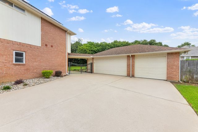 716 Mockingbird Court, Crowley, TX 76036