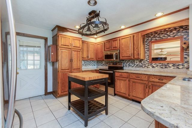 15 Trotting Park Rd, Lowell, MA 01854