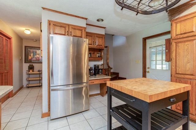 15 Trotting Park Rd, Lowell, MA 01854