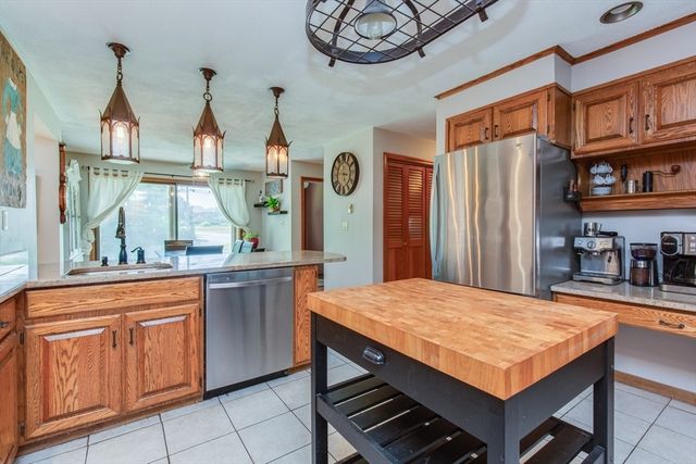 15 Trotting Park Rd, Lowell, MA 01854