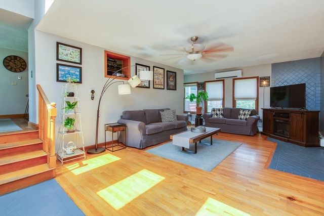 15 Trotting Park Rd, Lowell, MA 01854