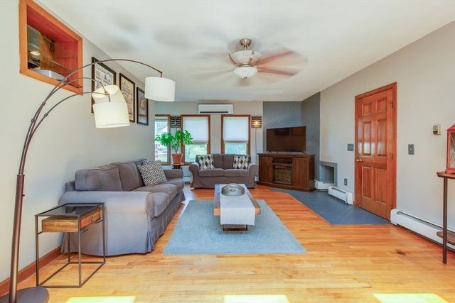 15 Trotting Park Rd, Lowell, MA 01854