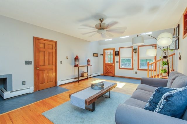 15 Trotting Park Rd, Lowell, MA 01854