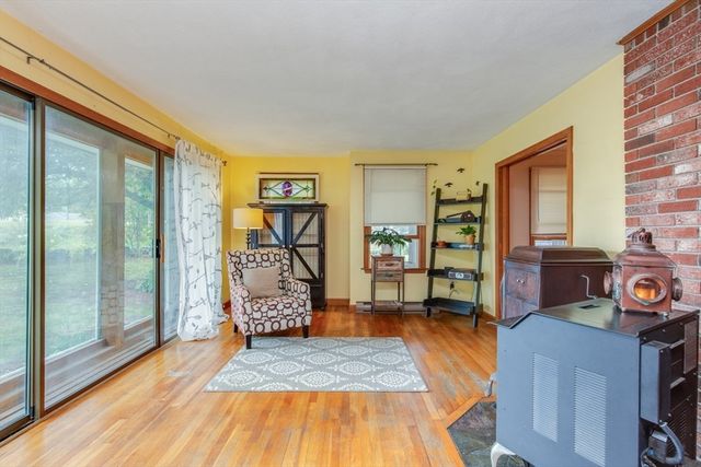 15 Trotting Park Rd, Lowell, MA 01854