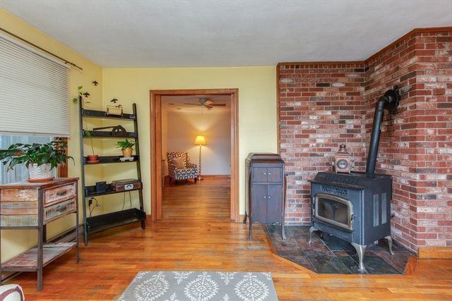 15 Trotting Park Rd, Lowell, MA 01854