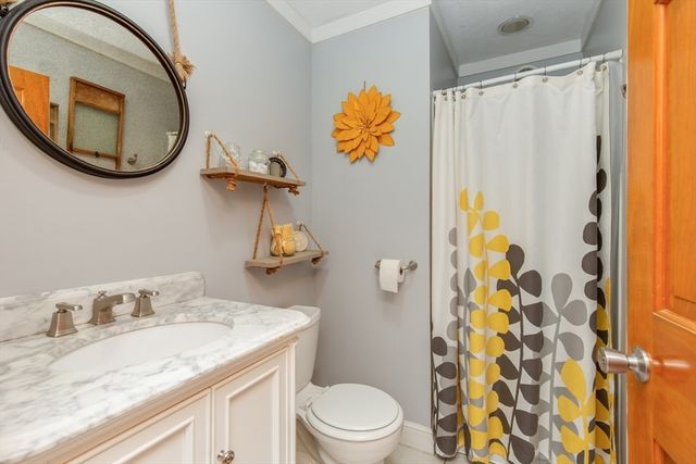 15 Trotting Park Rd, Lowell, MA 01854