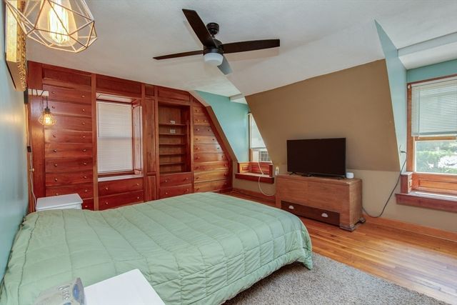 15 Trotting Park Rd, Lowell, MA 01854