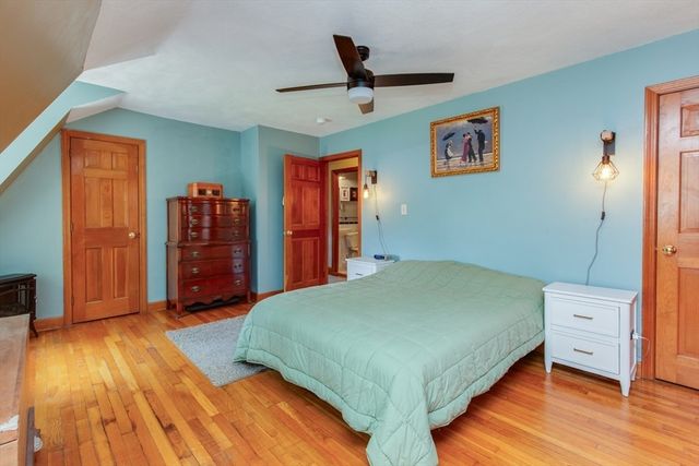 15 Trotting Park Rd, Lowell, MA 01854