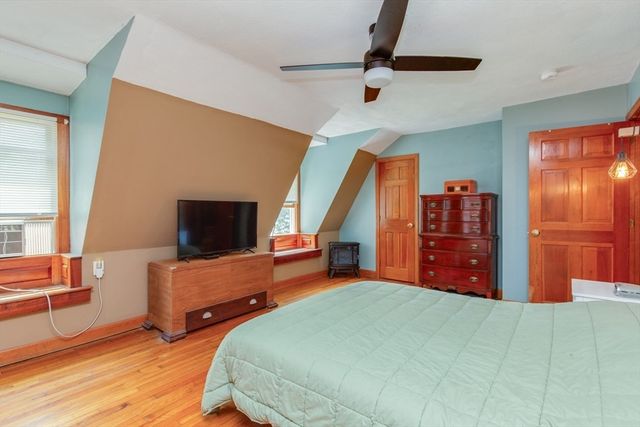15 Trotting Park Rd, Lowell, MA 01854