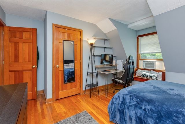 15 Trotting Park Rd, Lowell, MA 01854