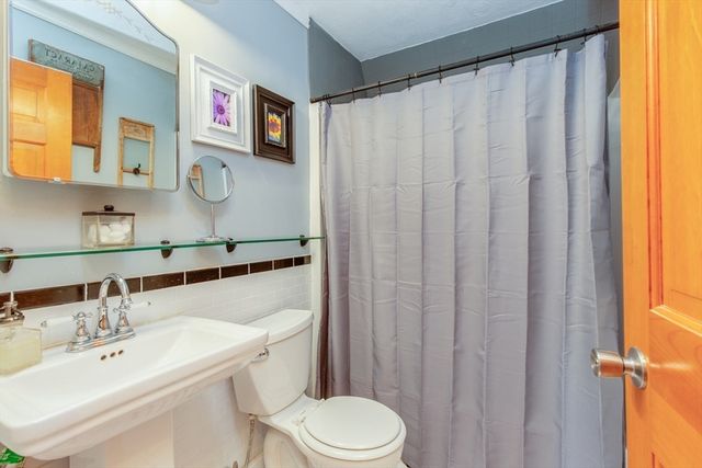 15 Trotting Park Rd, Lowell, MA 01854