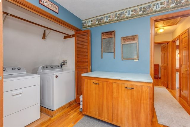15 Trotting Park Rd, Lowell, MA 01854