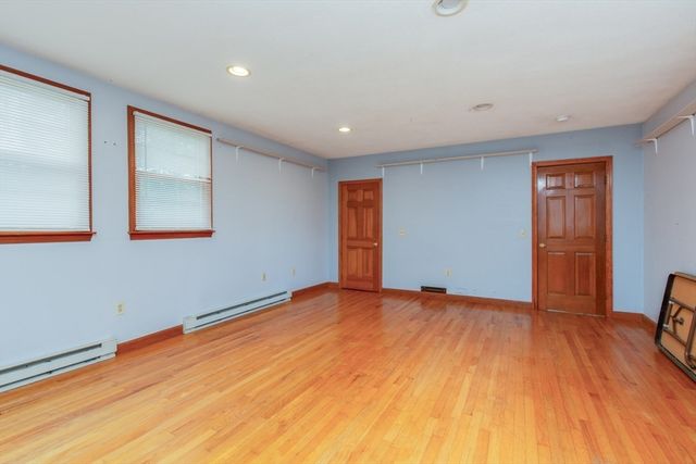 15 Trotting Park Rd, Lowell, MA 01854
